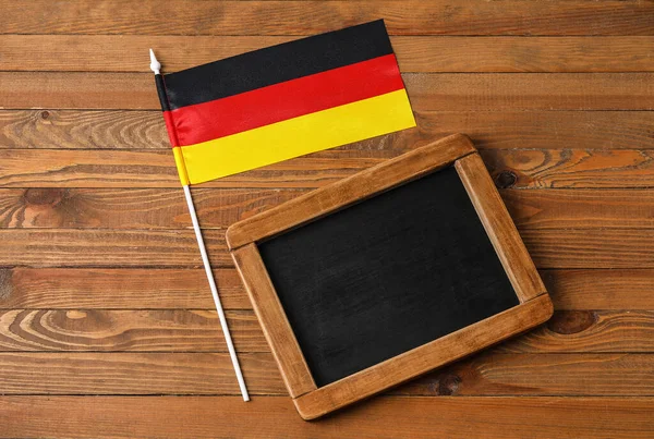 Flagga Tyskland Och Styrelse Trä Bakgrund — Stockfoto