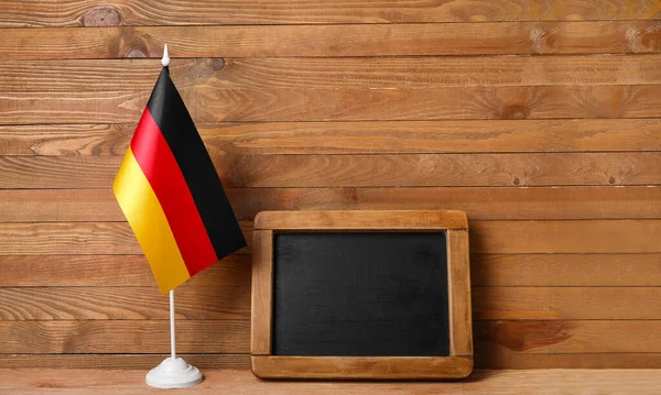 Flagga Tyskland Och Ombord Bordet Mot Trä Bakgrund — Stockfoto