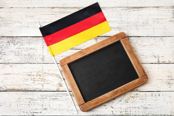 Σημαία Γερμανίας Και Πινακίδα Ανοιχτό Ξύλινο Φόντο — Φωτογραφία Αρχείου