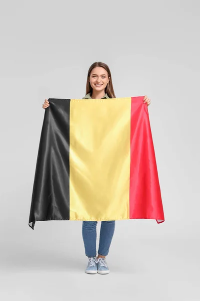 Junge Frau Mit Belgischer Flagge Auf Hellem Hintergrund — Stockfoto