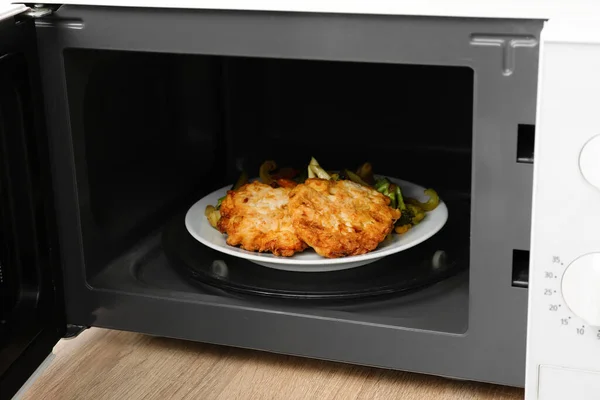Plate Delicious Food Microwave Oven Wooden Table Closeup — ストック写真