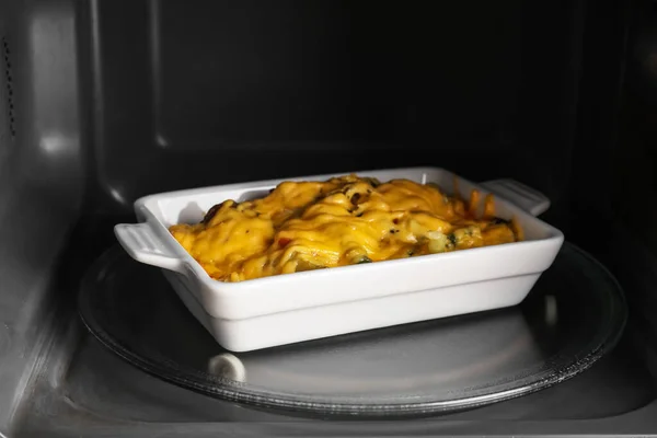 Baking Dish Delicious Food Microwave Oven Closeup — Fotografia de Stock