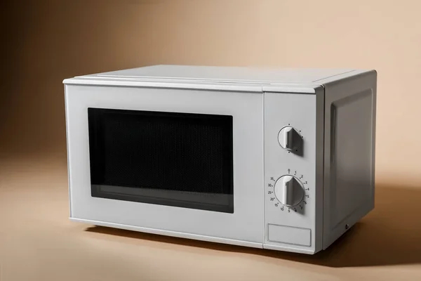 Horno Microondas Blanco Sobre Fondo Beige — Foto de Stock