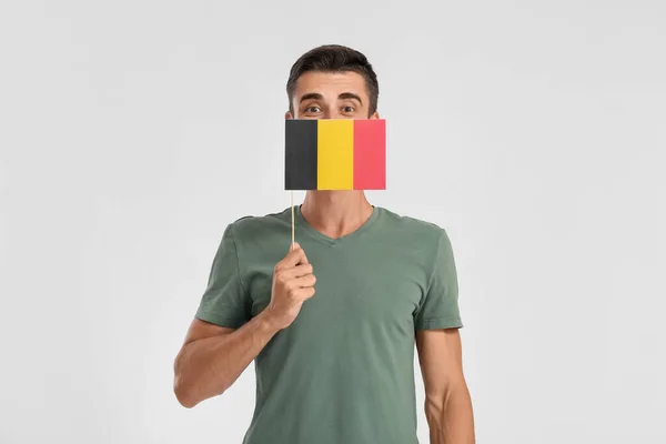 Junger Mann Mit Belgischer Flagge Auf Hellem Hintergrund — Stockfoto