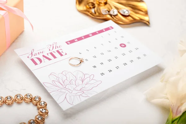Wedding Calendar Marked Date Engagement Ring Light Table — Fotografia de Stock
