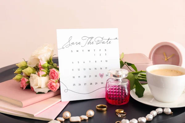 Calendário Casamento Com Data Marcada Xícara Café Acessórios Noiva Mesa — Fotografia de Stock
