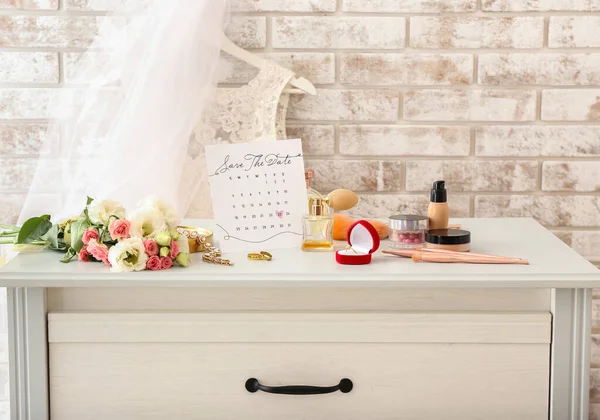 Wedding Calendar Marked Date Beautiful Flowers Bridal Accessories Chest Drawers — Fotografia de Stock