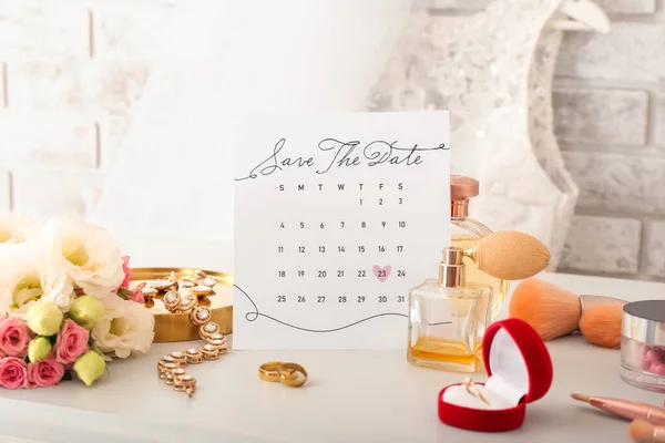 Wedding Calendar Marked Date Beautiful Flowers Bridal Accessories Table Light — Fotografia de Stock