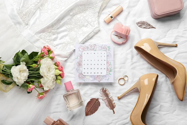 Bröllopskalender Bukett Med Blommor Och Brudaccessoarer Tyg Bakgrund — Stockfoto