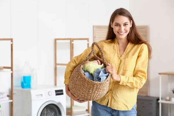 Hermosa Ama Casa Sosteniendo Canasta Mimbre Con Lavandería Casa — Foto de Stock