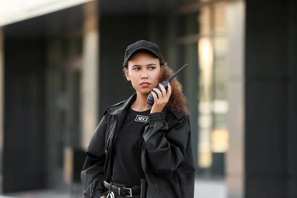 屋外の建物の近くに無線送信機付きアフリカ系アメリカ人女性警備員 — ストック写真