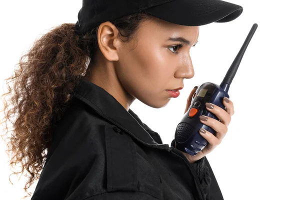 Beyaz arka planda radyo vericisi olan Afro-Amerikalı kadın güvenlik görevlisi.