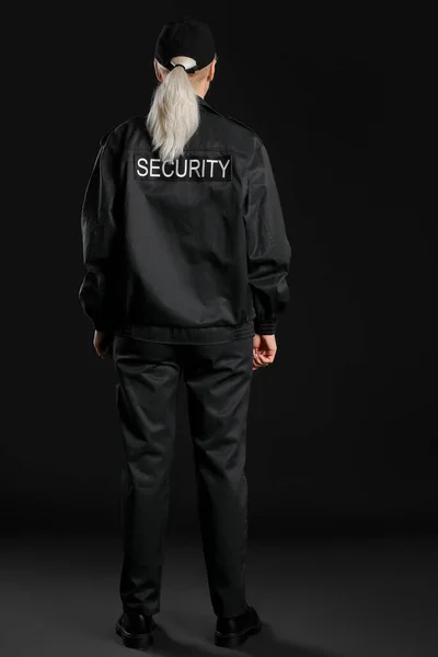 Sicherheitsfrau Auf Dunklem Hintergrund Rückseite — Stockfoto
