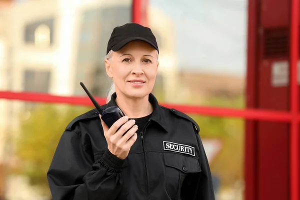 Kvinnlig Säkerhetsvakt Med Radiosändare Utomhus — Stockfoto