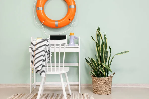 Yeşil duvarında megafon ve yüzük asılı modern işyeri