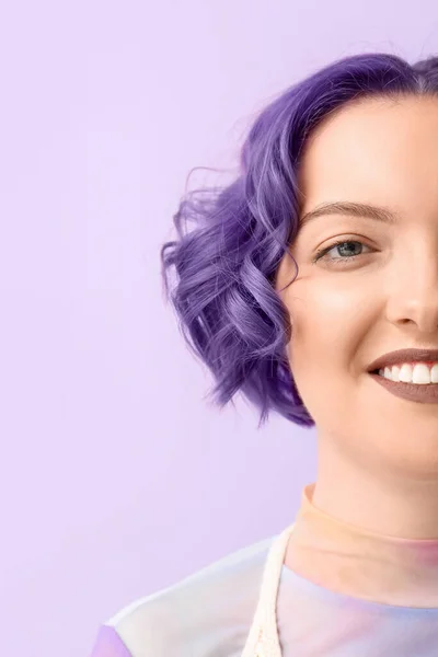 美丽的年轻女子 有着紫色的头发 背景是彩色的 非常漂亮 2022年的色彩 — 图库照片