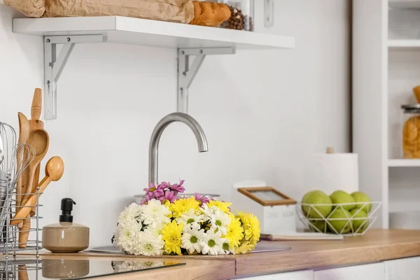 Sink Beautiful Flowers Light Wall Kitchen — Zdjęcie stockowe
