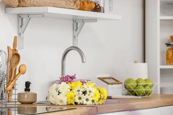 Fregadero Con Hermosas Flores Cerca Pared Luz Cocina —  Fotos de Stock