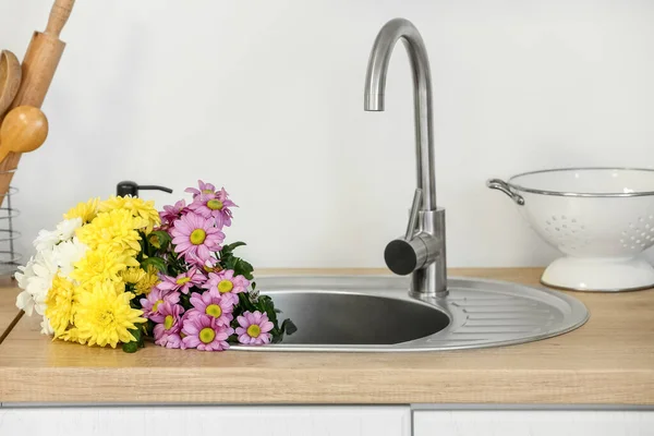 Modern Sink Beautiful Flowers Light Wall Kitchen — Stok Foto