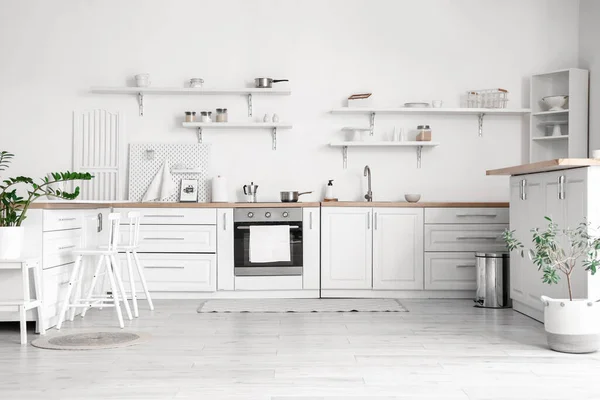 Interior Elegante Cocina Con Muebles Modernos Cerca Pared Blanca — Foto de Stock
