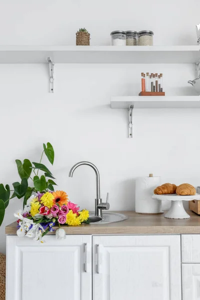 Moderna Cocina Ligera Con Ramo Flores Fregadero — Foto de Stock