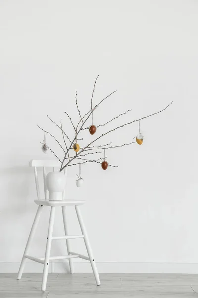 Vase Avec Branches Arbre Oeufs Pâques Sur Chaise Près Mur — Photo