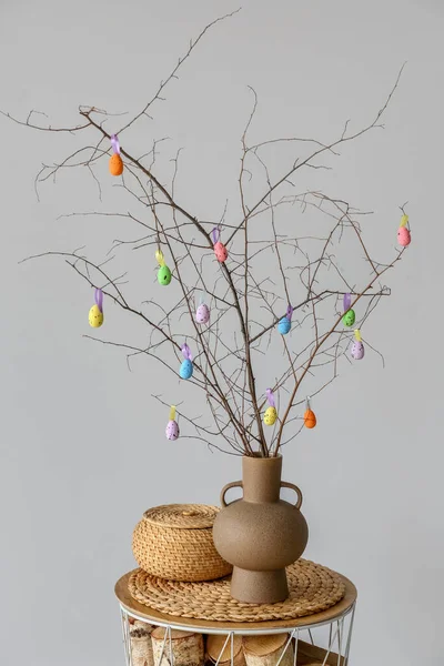 Vaso Com Galhos Árvore Ovos Páscoa Coloridos Cesta Mesa Perto — Fotografia de Stock