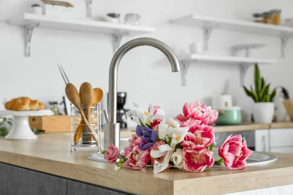 Bouquet Flowers Sink Counter Kitchen Utensils — Stok Foto