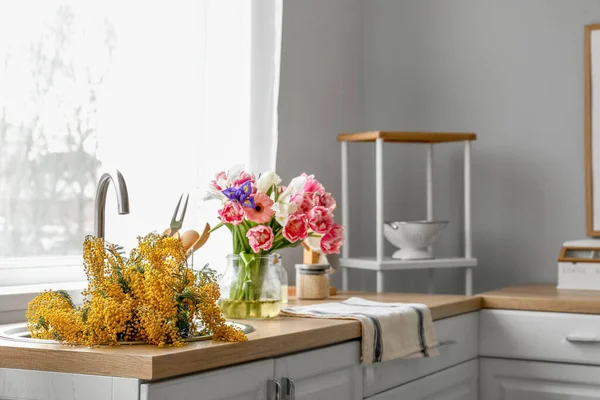 Beautiful Blooming Flowers Sink Counter Window — Stockfoto