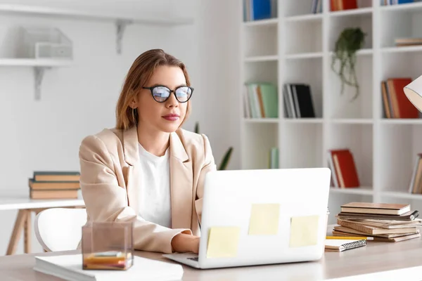 Estudante Sexo Feminino Estudando Biblioteca — Fotografia de Stock