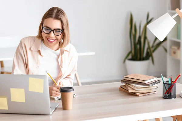 Kvinnlig Student Som Studerar Biblioteket — Stockfoto