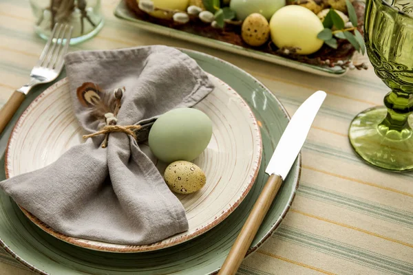 Feestelijke Tafel Voor Pasen Viering Lichte Achtergrond — Stockfoto