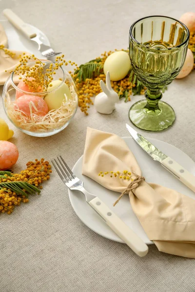 Festliche Tischdekoration Für Die Osterfeier Auf Hellem Hintergrund — Stockfoto