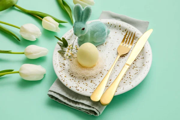 Configuração Mesa Elegante Para Celebração Páscoa Com Flores Tulipa Fundo — Fotografia de Stock