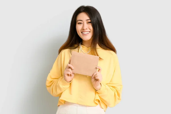 Ung Asiatisk Kvinna Med Inbjudan Ljus Bakgrund — Stockfoto