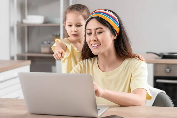 Petite Fille Empêchant Mère Travailler Maison — Photo