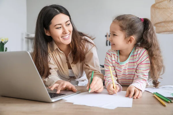 Travailler Jeune Mère Avec Petite Fille Maison — Photo