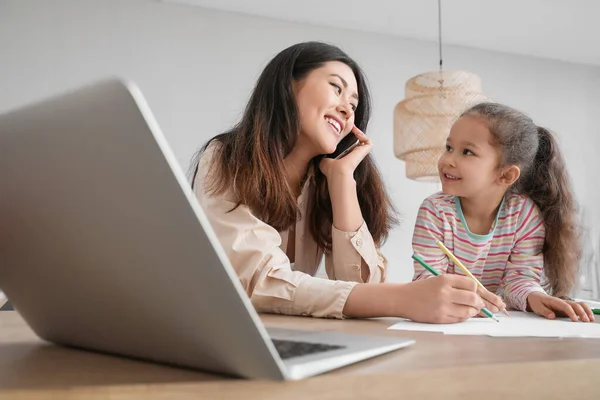 Trabalhando Jovem Mãe Com Sua Filha Casa — Fotografia de Stock