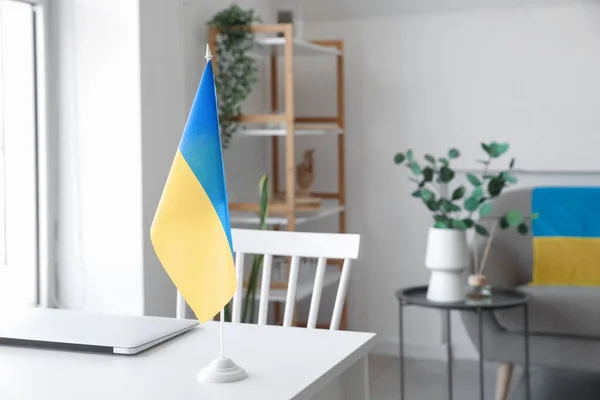 Drapeau Ukraine Sur Lieu Travail Moderne Dans Chambre Gros Plan — Photo