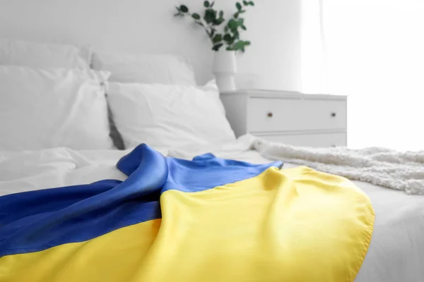 Vlag Van Oekraïne Modern Bed Lichte Kamer Close — Stockfoto