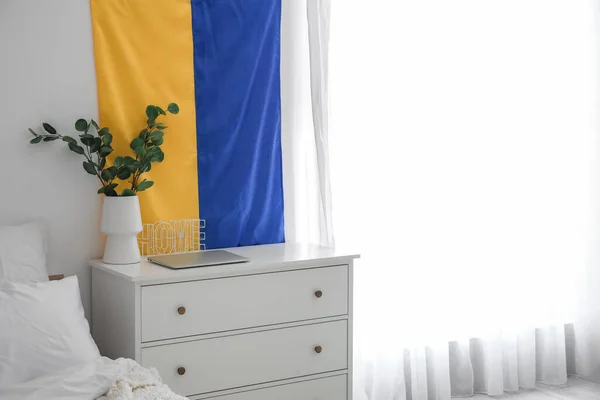 Vlag Van Oekraïne Opknoping Lichte Muur Moderne Slaapkamer — Stockfoto