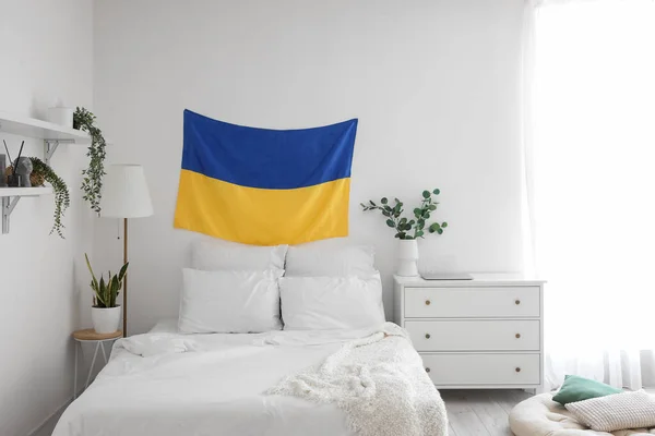 Vlag Van Oekraïne Opknoping Lichte Muur Moderne Slaapkamer Met Kamerplanten — Stockfoto