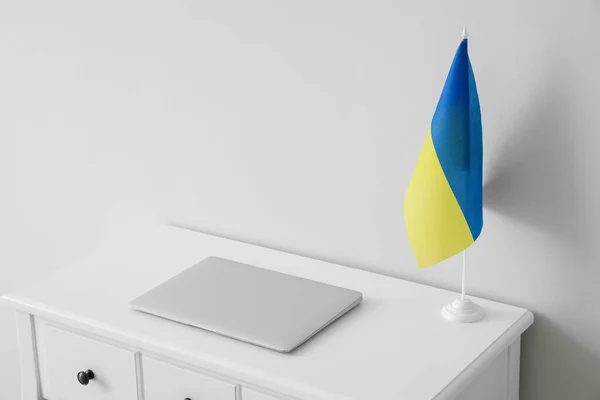 Tafel Met Vlag Van Oekraïne Laptop Buurt Van Lichte Muur — Stockfoto