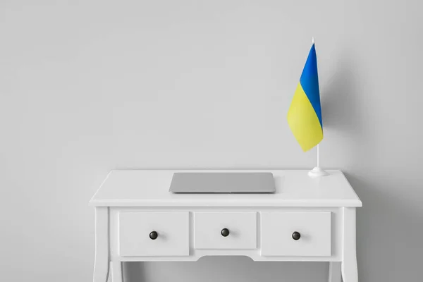 Tafel Met Vlag Van Oekraïne Laptop Buurt Van Lichte Muur — Stockfoto
