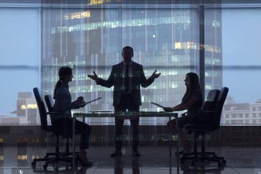 Ofisteki ve büyük şehir binasındaki iş adamlarının sayısı iki katına çıktı