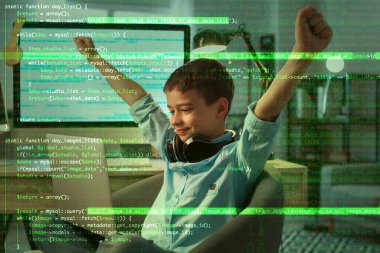 Küçük mutlu programcı ve bilgisayar koduna çifte maruz kalma
