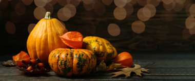 Koyu arkaplanda sonbahar balkabakları ve metin için boşluk