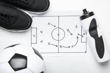 Beyaz arka planda çizilmiş futbol oyunu, top, su şişesi ve spor ayakkabısı şeması