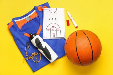 Çizilmiş basketbol oyunu şeması, üniforma ve sarı arka planda bir şişe su.