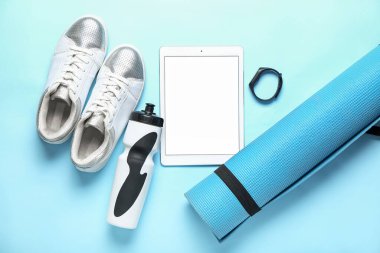 Mavi arka planda ayakkabılı, biberonlu, akıllı ve minderli tablet bilgisayar